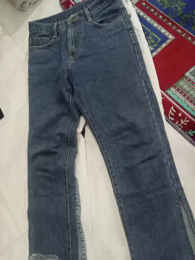 Celana levis wanita