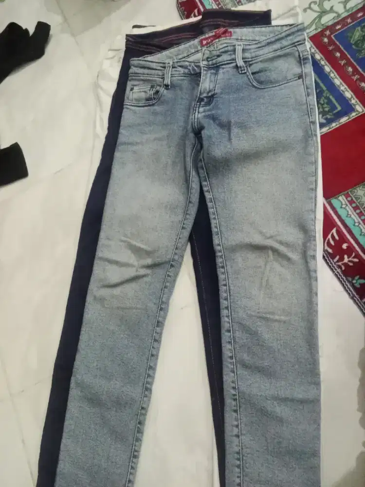 Celana levis bekas