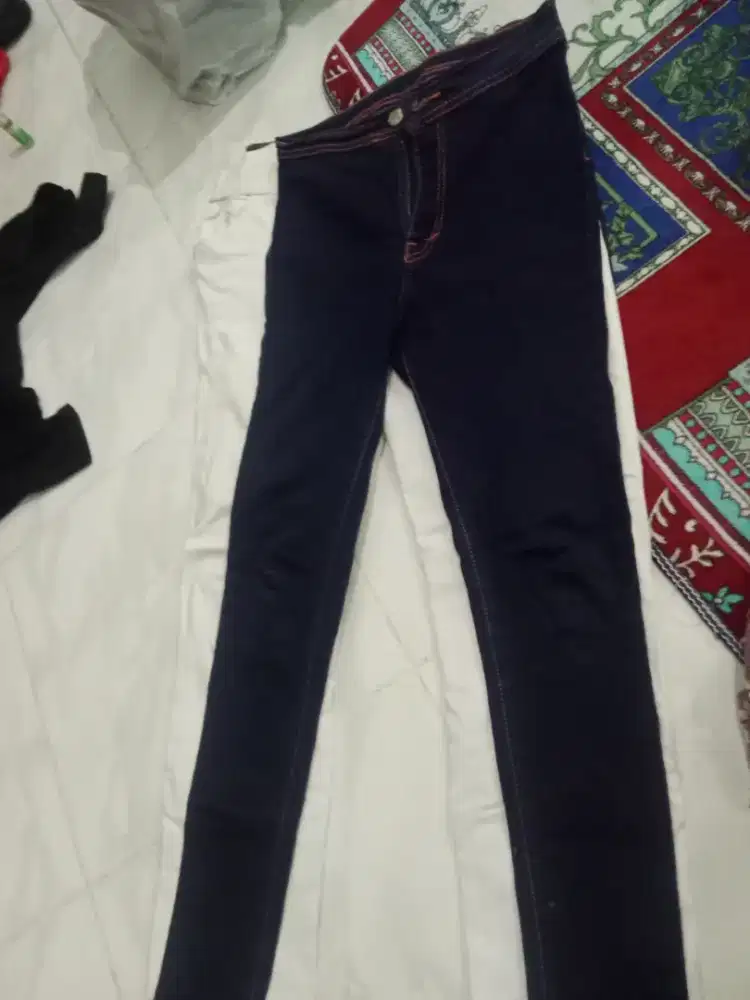Celana levis cewek
