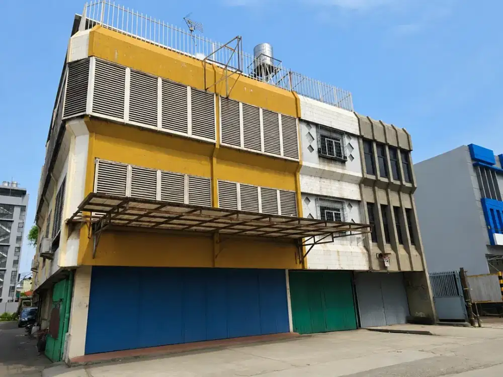 Strategis Pinggir Jalan Besar Jual Ruko 3,5Lt. Unfurnished di Jembatan Dua Raya Jakarta Utara Akses ke Pintu Tol, Bandara Soekarno-Hatta, Central Park