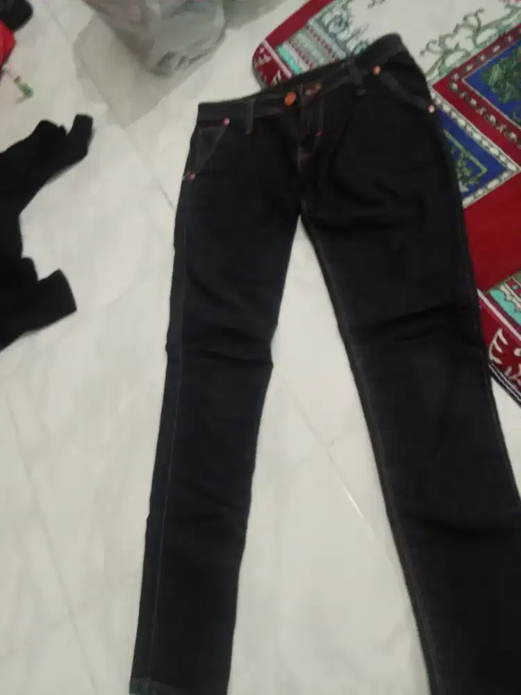 Celana levis cewek