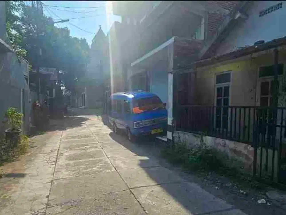 rumah lama harga tanah saja bagus sekali jika dibangun kos elite, lokasi di jalan bunga bunga dekat jalan raya suhat dekat apartemen dan kampus UB Brawijaya lingkungan kanan kiri mayoritas kos kosan