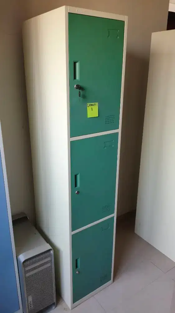 Lemari 3 Pintu Hijau