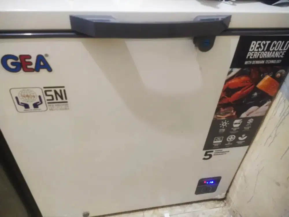 Frezzer gea Baru dipakai 6 bulan