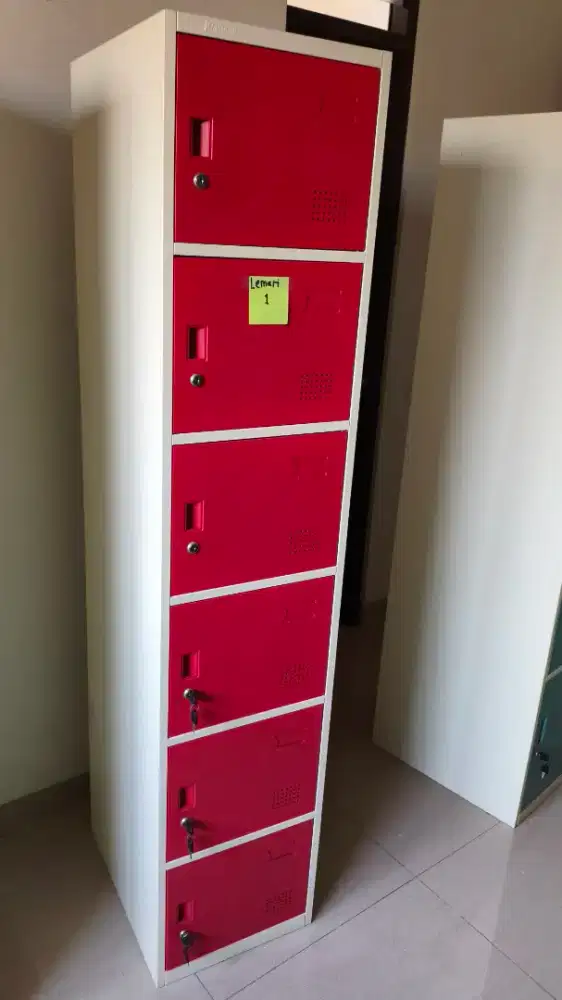 Lemari 6 Pintu Merah