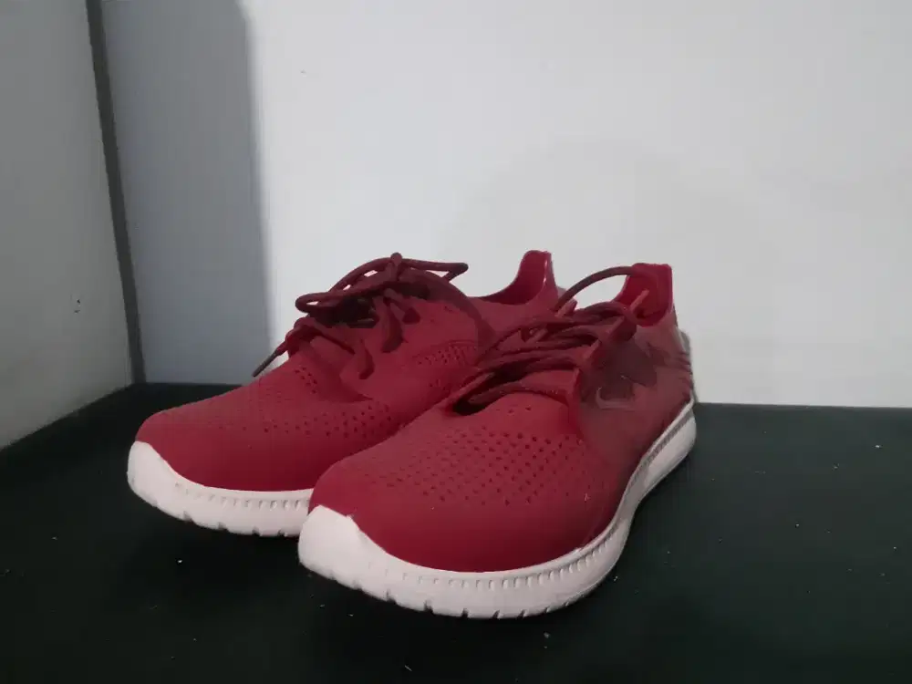 Sepatu bahan karet ukuran 40