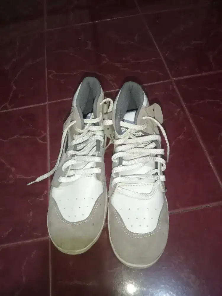 Jual sepatu sneakers Laki-Laki