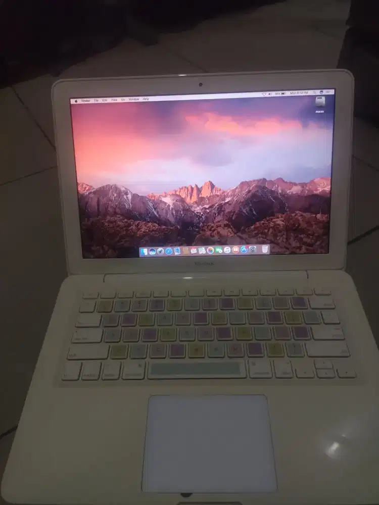 Macbook white 2010