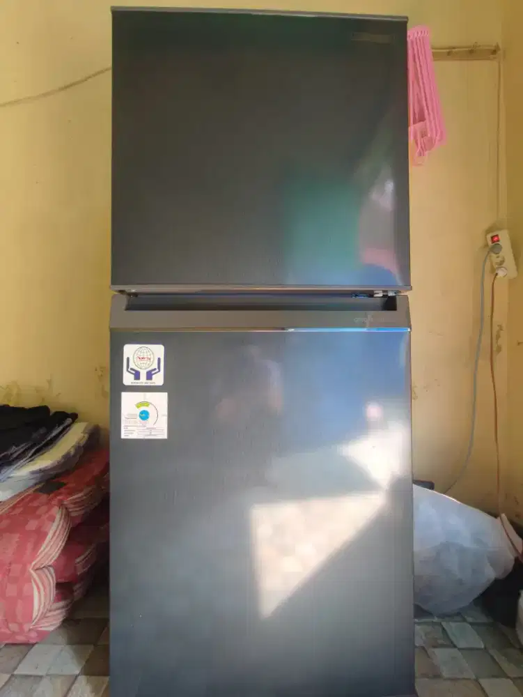 Kulkas Toshiba 2 pintu hemat listrik no minus baru 2 bulan pakai