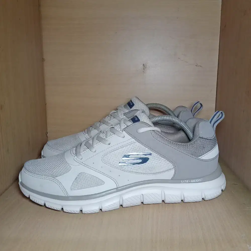Sepatu Skechers Track Syntac-Taupe
Leather/Synthetic Size 43
