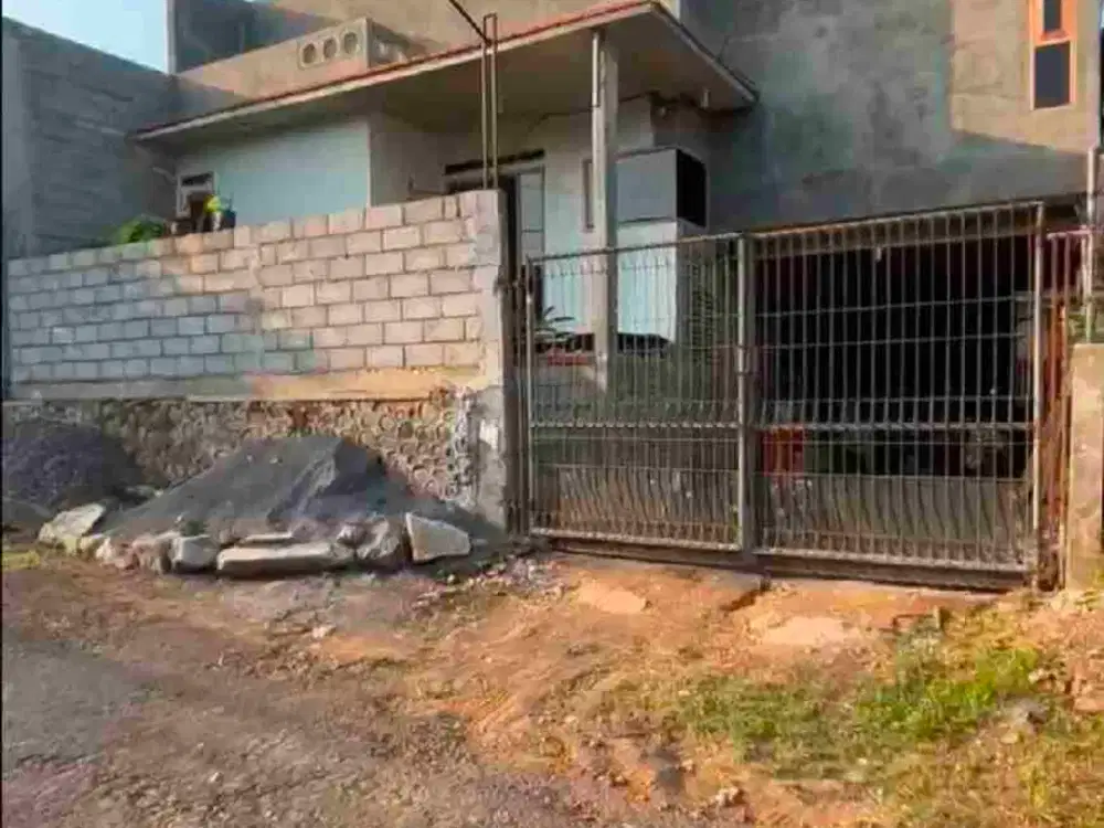 rumah murah luas 200 jalan sangat lebar dan kalau jadi sepenuhnya pasti keliatan megah. lokasi perumahan dekat cassablanca dan hanya 3 menit ke jalan tol