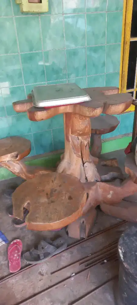 Meja kursi akar