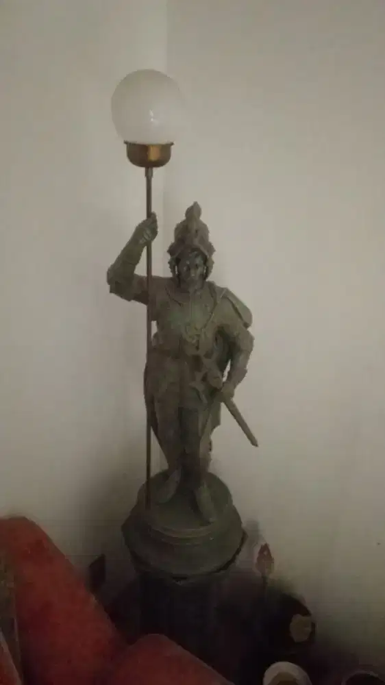 Lampu Hias Patung Ksatria Klasik Vintage (Lampu Mati)