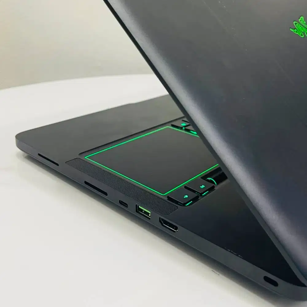 Laptop gaming design 17 inc razer blade RGB dobel vga nvdia EC