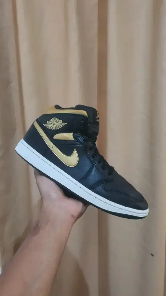 Jordan mid black gold