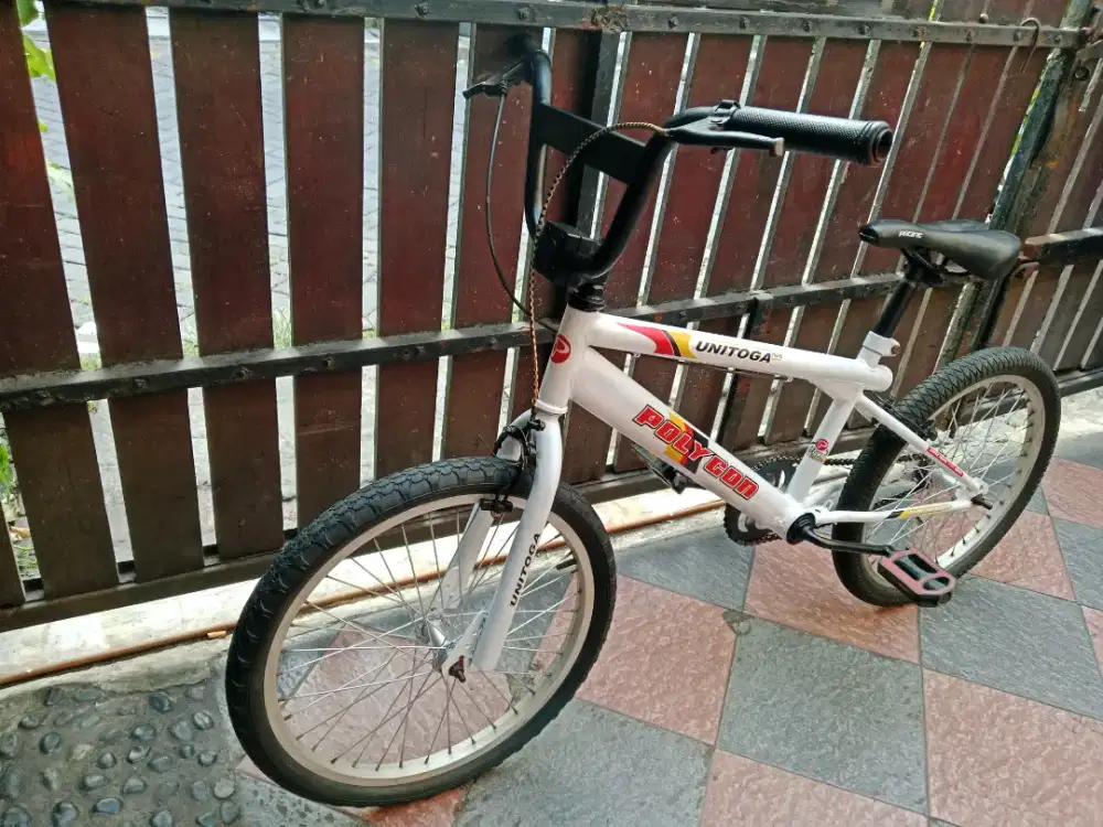 Sepeda bmx warna putih