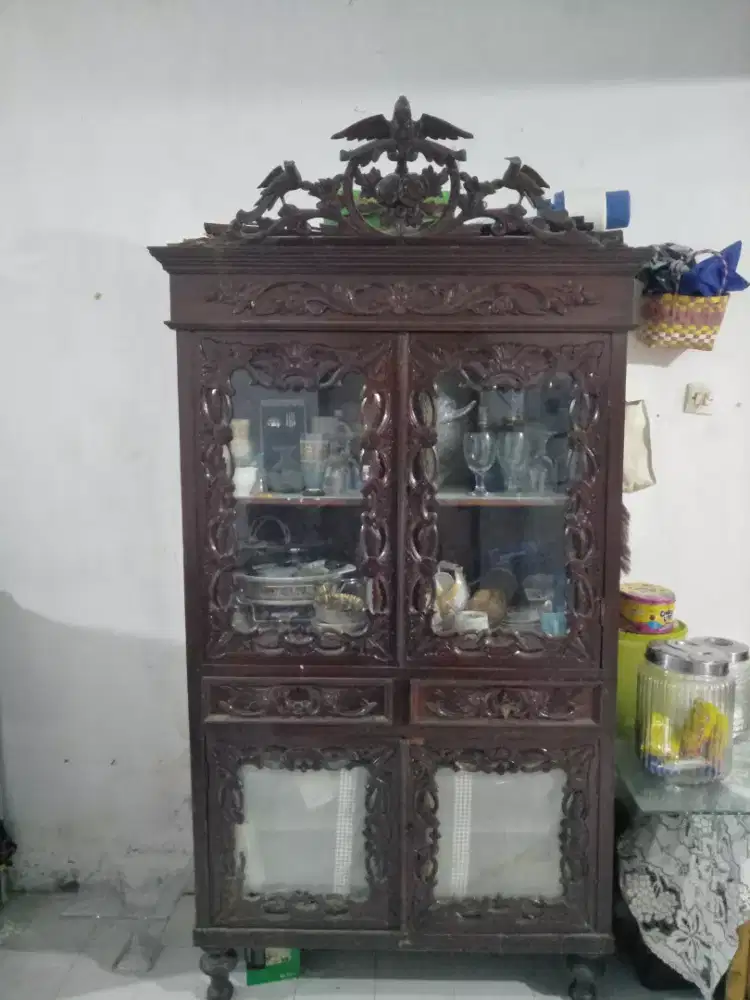 Lemari jati kuno