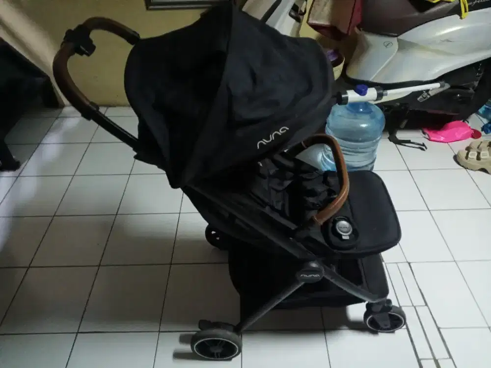 Stroller Nuna Trvl warna Black
