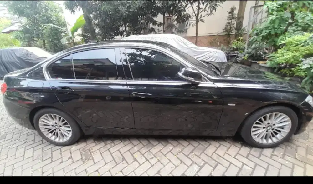 BMW 320i Luxury