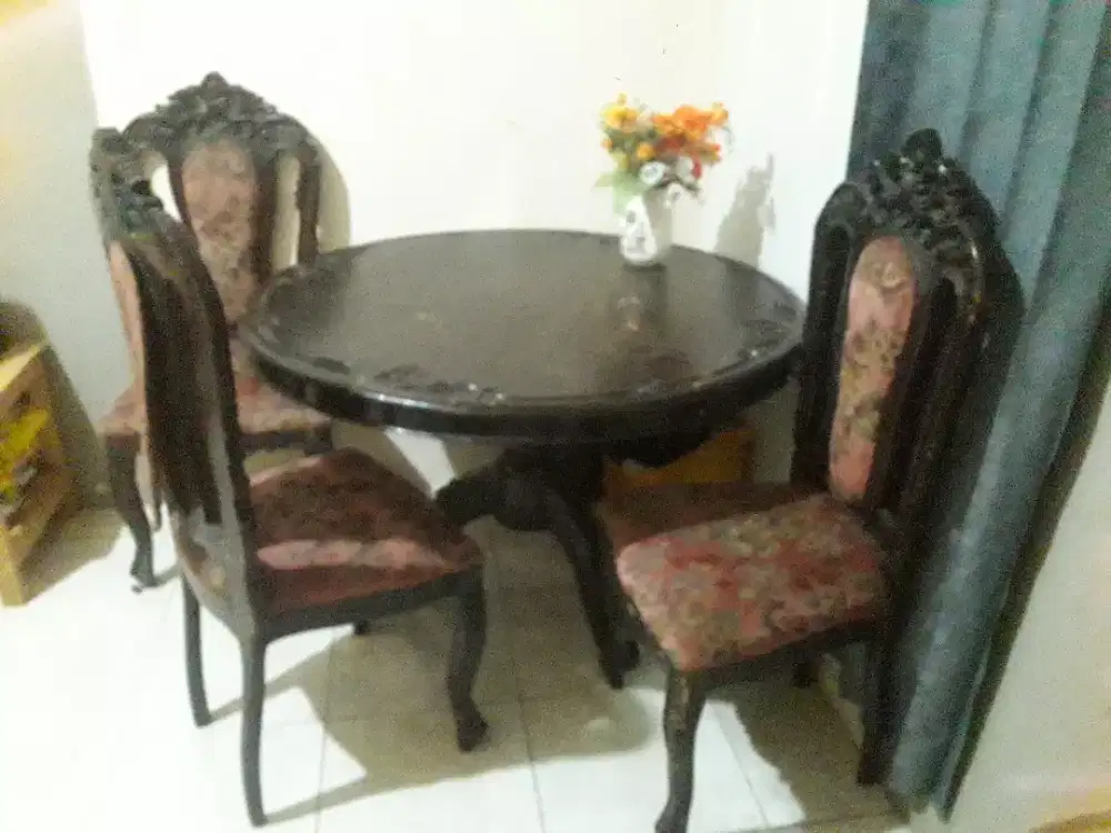1 set meja makan bundar + 4 kursi