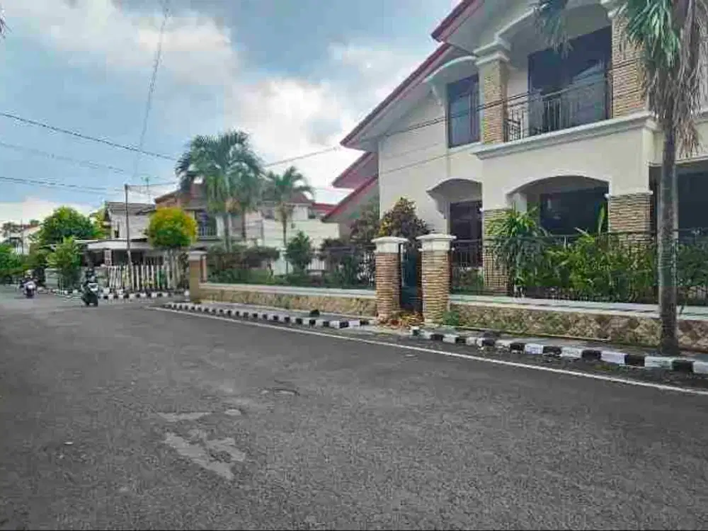 rumah lokasi sangat strategis lokasi jalan bunga bunga hanya 100 m dari jalan raya suhat, bagus buat hunian sehari hari atau direniv jadi kos premium karena sangat dekat kampus UB Brawijaya. posisi hook