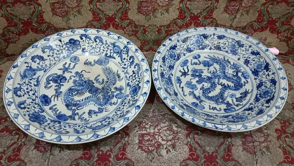 Piring proselen cina ukiran naga timbul