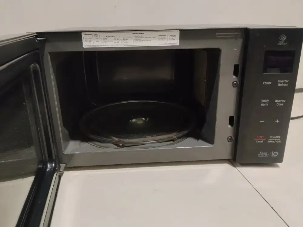 Microwave oven LG MS2535GIS masih mulus blm pernah ada jendala
