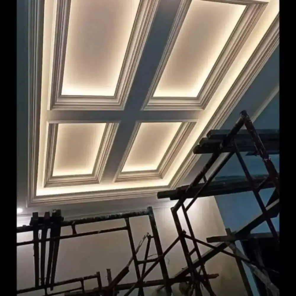 Kusen. Pintu almunium dan plafon pvc