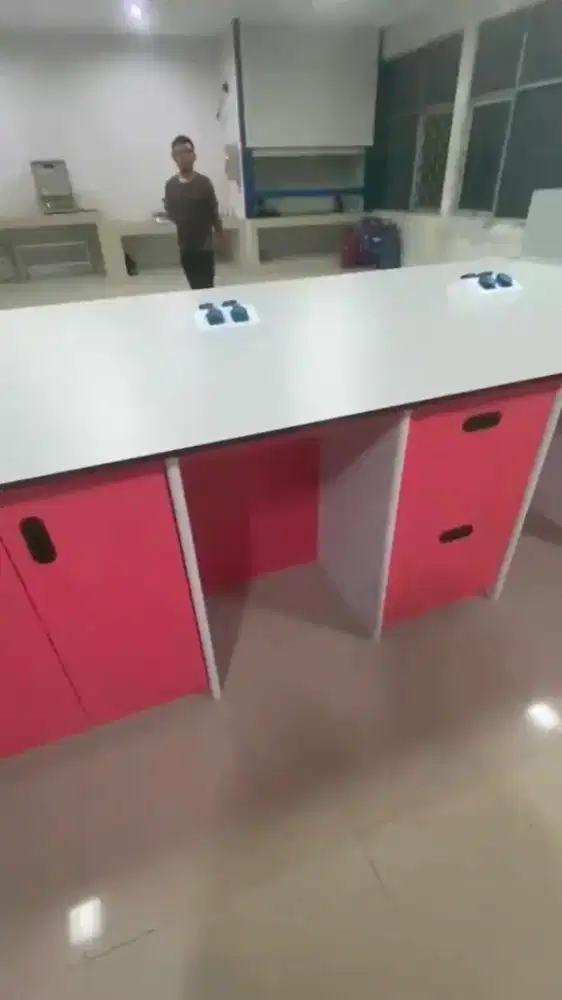 interior meja laboratorium
