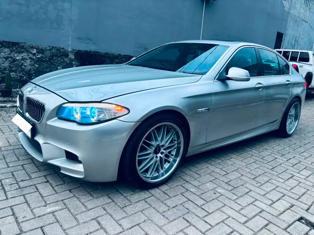 BWM 523i CBU SUNROOF 2010