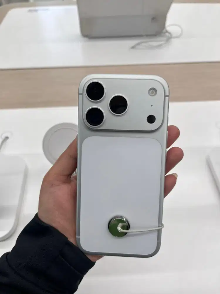 IPHONE 17 PRO MAX SILVER