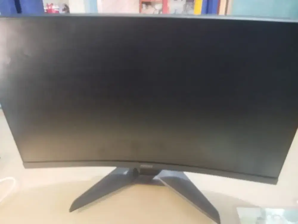 Monitor merk MSI 24 inchi layar lengkung
