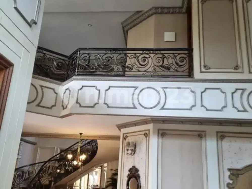 Rumah, 2 Lantai, di Area Taman Suropati