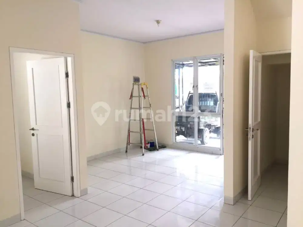 Rumah, 2 Lantai, Siap Huni, di Sevilla