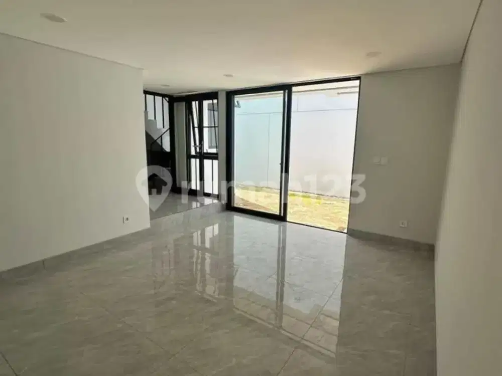 Rumah, 3 Lantai, Siap Huni, di Greenwich