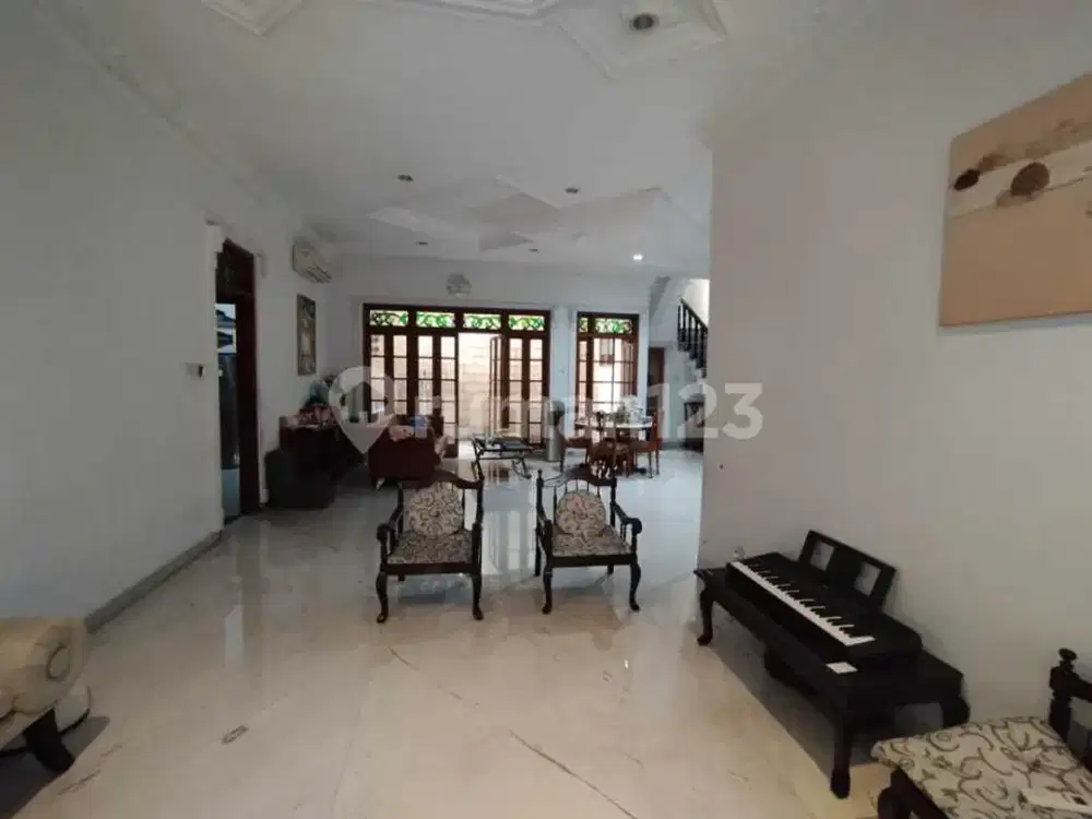 Rumah, 2,5 Lantai, di Kebayoran Baru