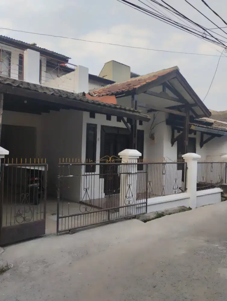 DISEWAKAN RUMAH 2 LANTAI DI RIUNG BANDUNG DEKAT SUMMARECON