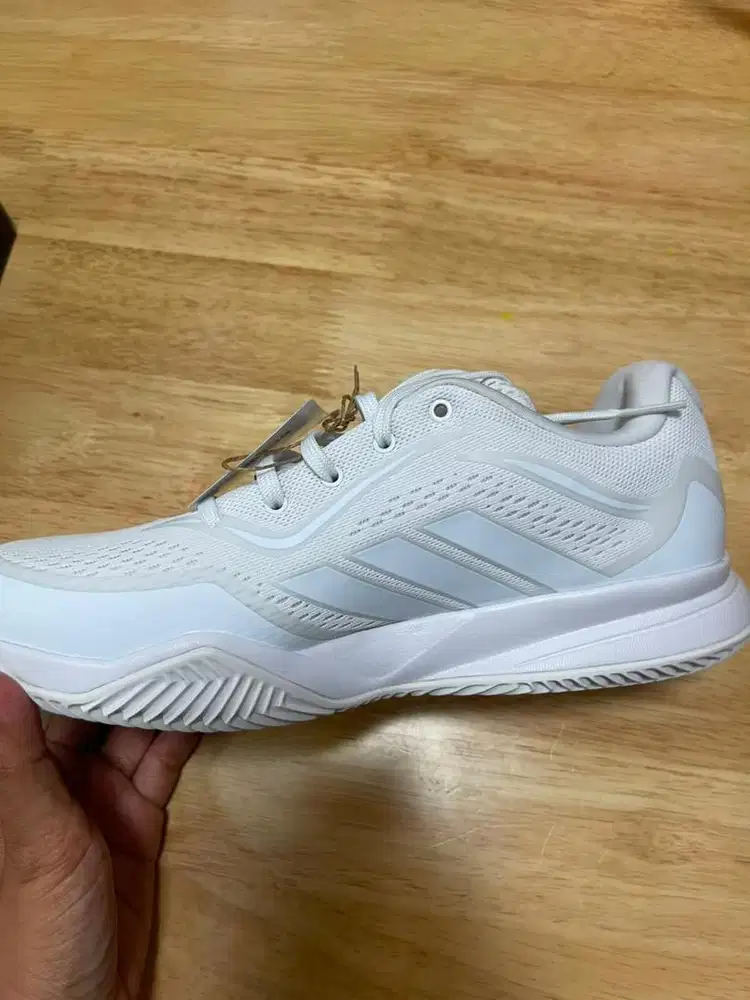 Sepatu adidas tennis dan olahraga