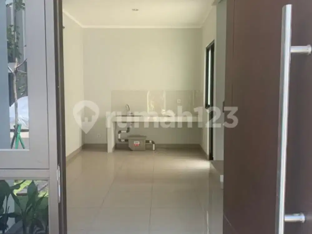 Dekat Akses Tol, Rumah, 2 Lantai, HGB, Siap Huni, Crown Gading