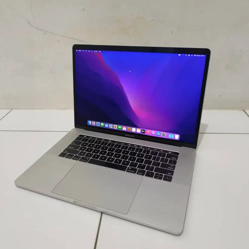 Macbook pro 15 inch retina touchbar Intel core i7 16/256 dual vga