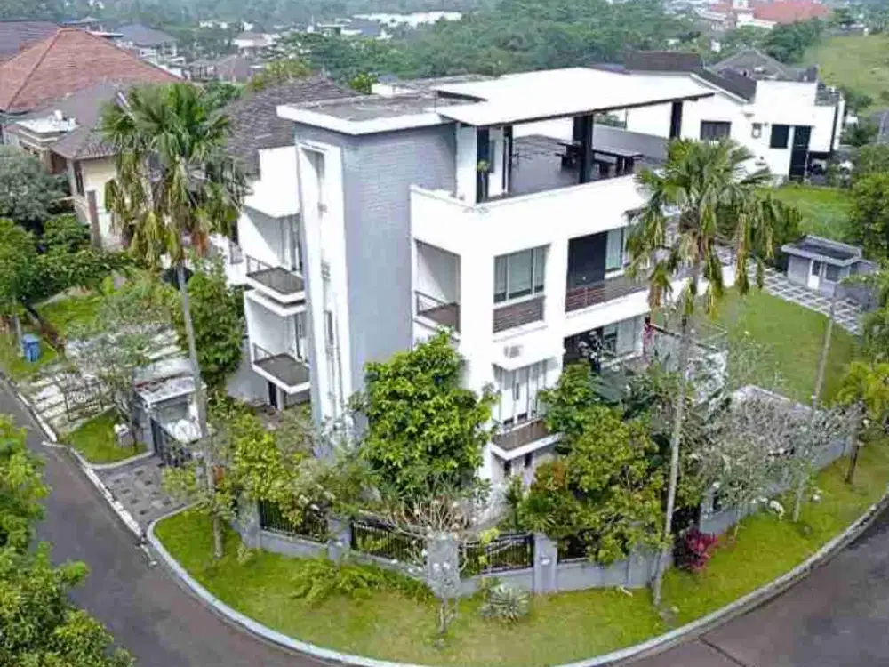 Harga Menarik! Rumah Eksklusif Hook 3 Lantai + Rooftop di Sentul | LT 1.272 m²