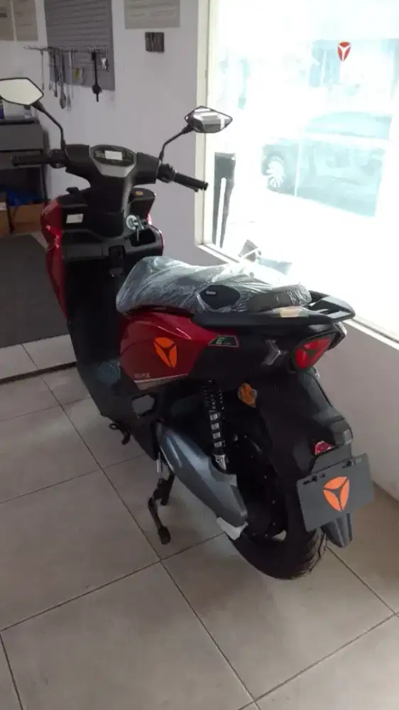 Yadea Velax E Merah 2026