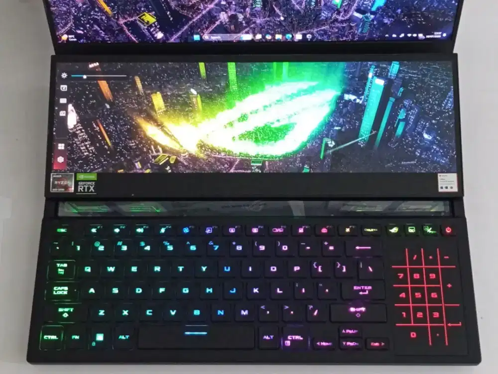 ASUS ROG Zephyrus Duo 16 GX650RX dengan konfigurasi Ryzen 9-6900HX