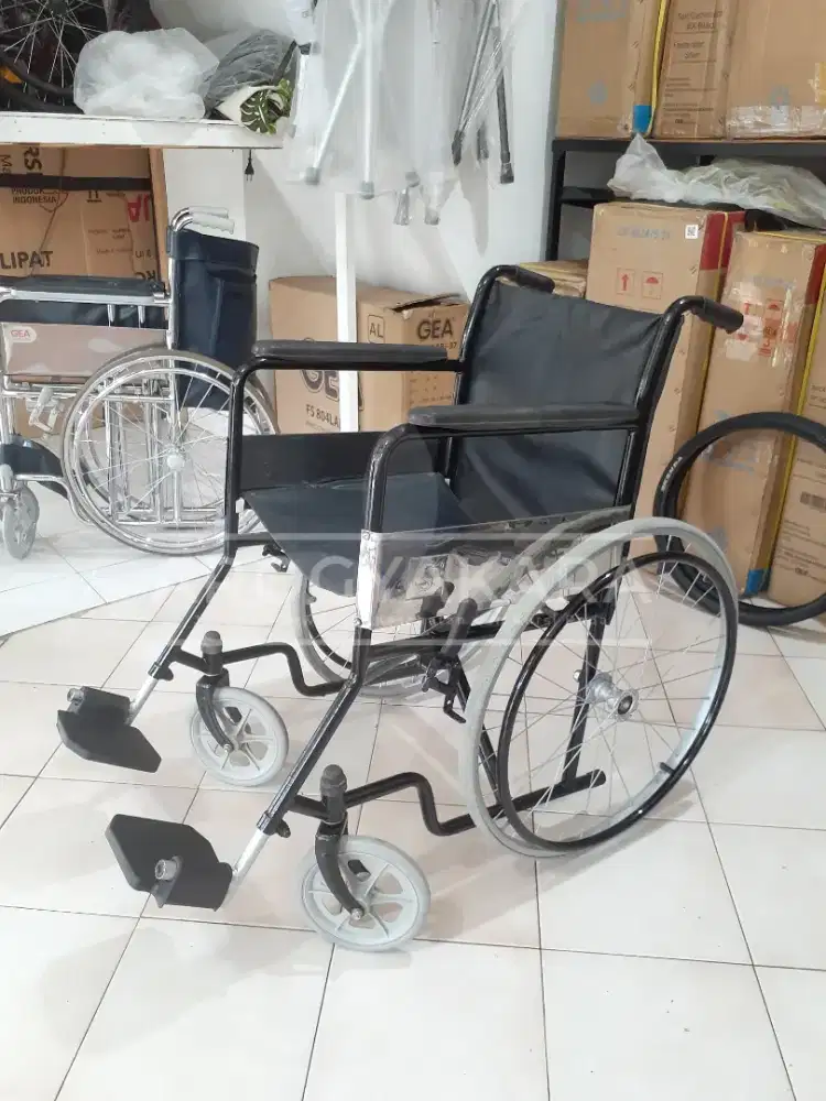 Kursi roda standart bekas