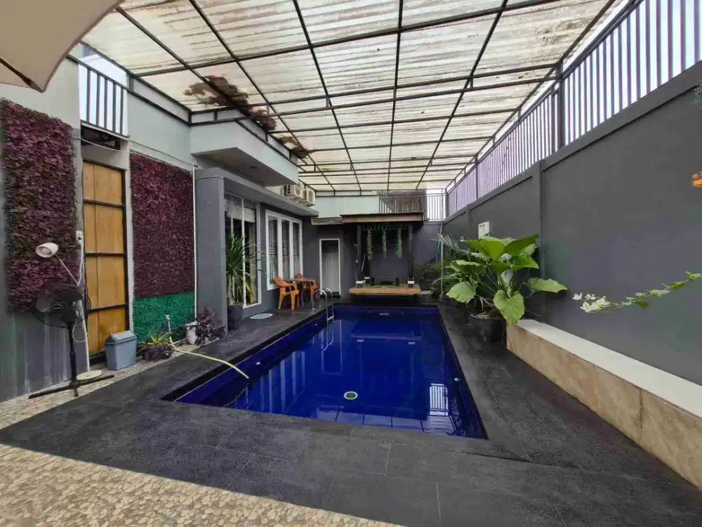 Dijual rumah mewah 2 lantai lengkap dengan kolam renang dalam komplek di Sukabangun Palembang