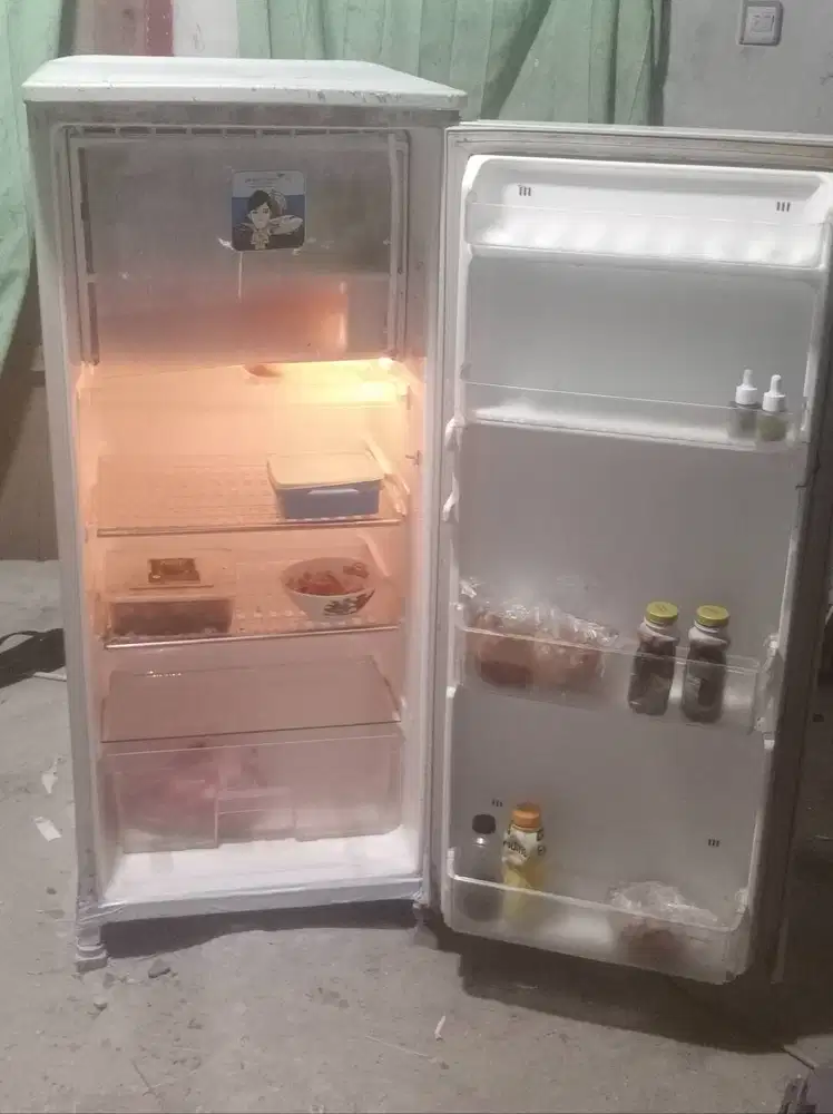 Kulkas 1 pintu SHARP DAUBLE FREEZER  Kualitas dinginya dijamin bagus.