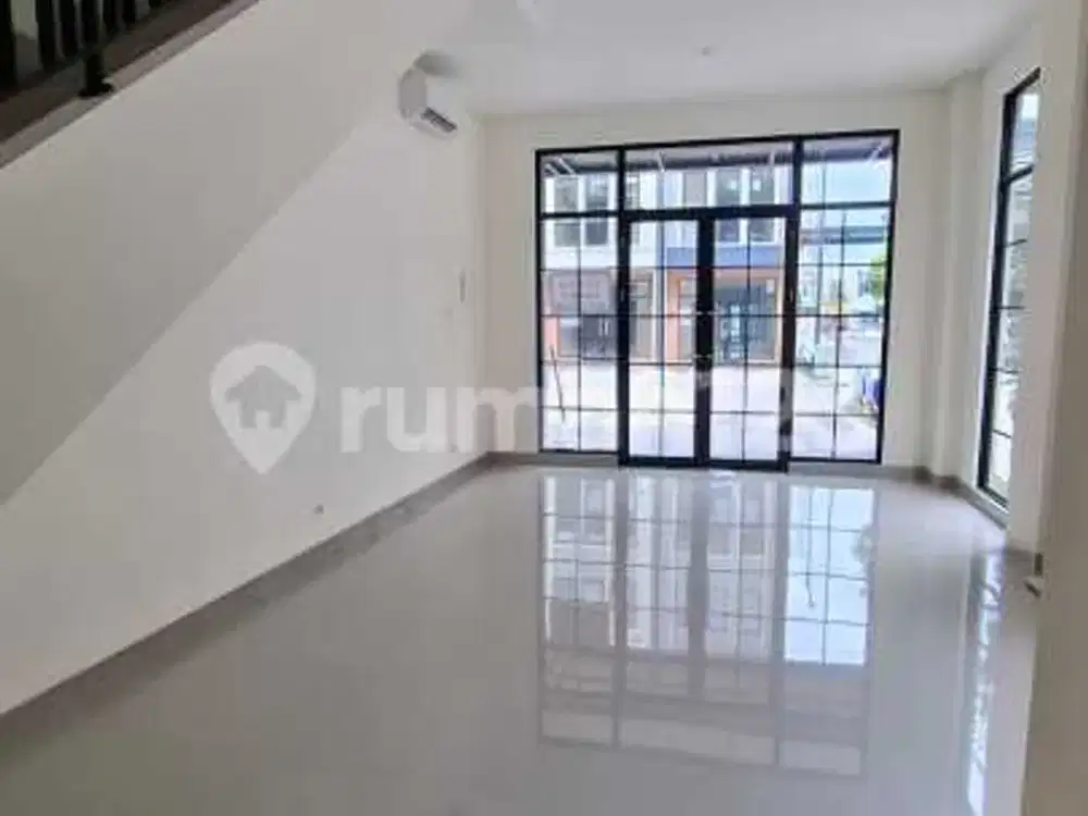 Siap Huni, Ruko, 2,5 Lantai, Dekat Pusat Perbelanjaan, di The Hudson