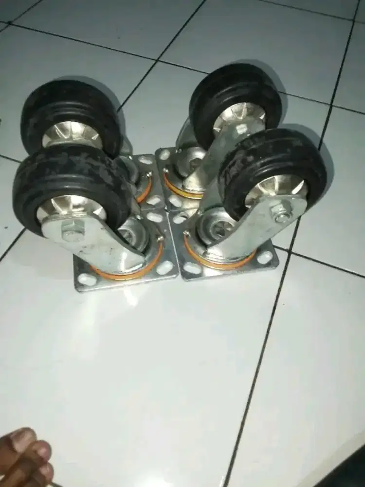 Roda troli masih baru
