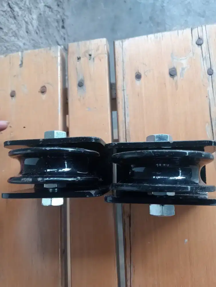 Roda pagar masih baru