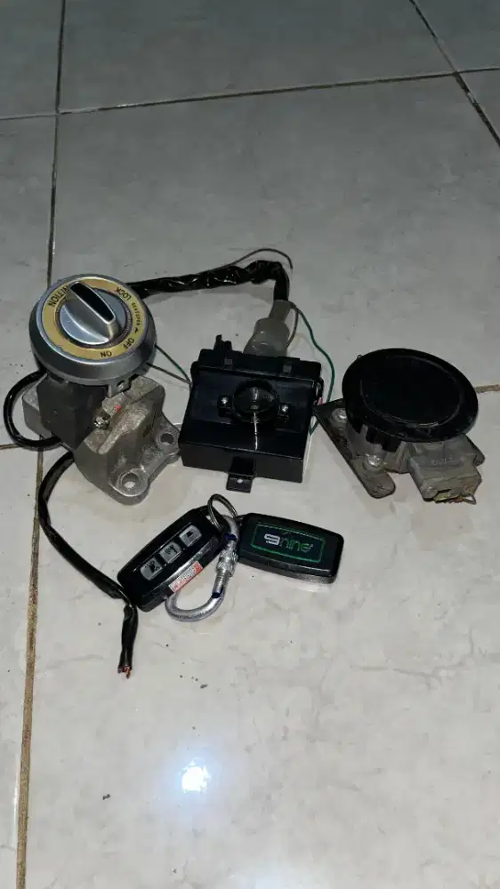 Kunci keylles dan sokbreker belakang NMAX olx
